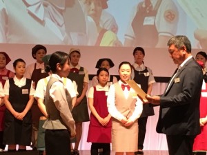 AJS田尻会長より表彰される谷本さん